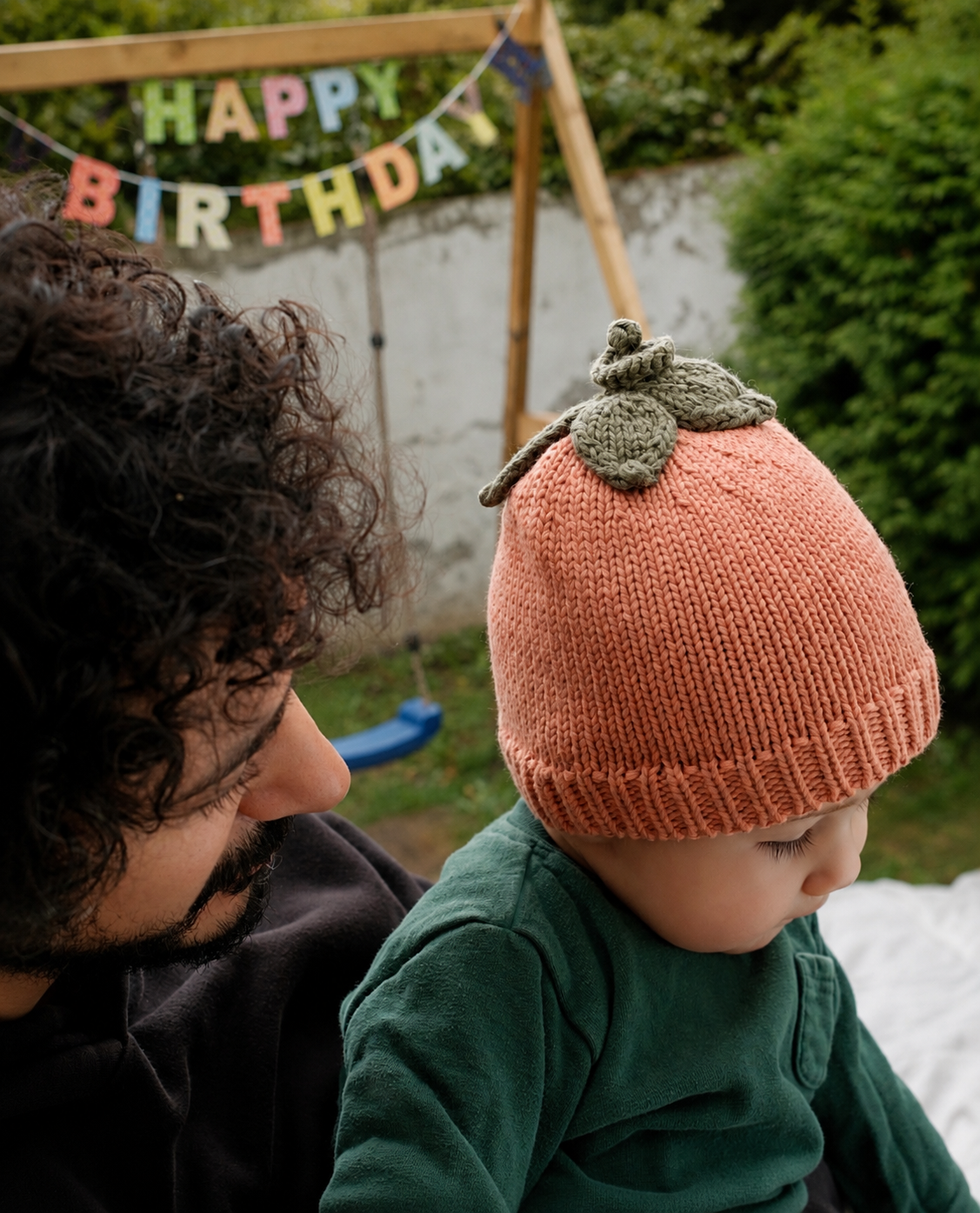 Bébé portant Pumpkin avec un parent lors de son premier anniversaire